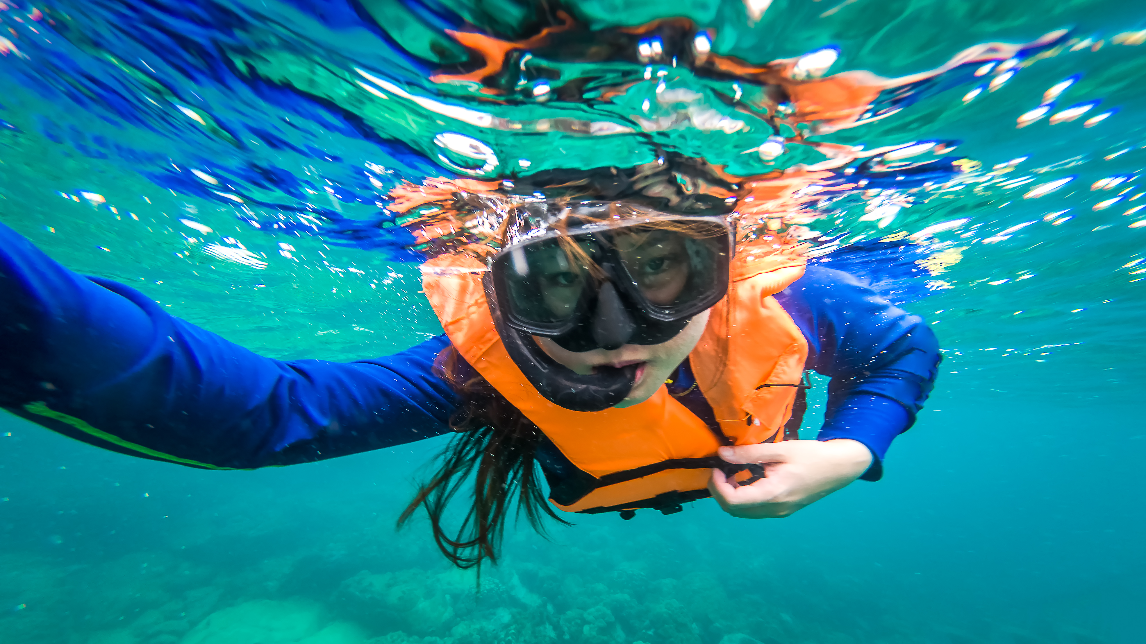 Plongeuse se filmant sous l'eau